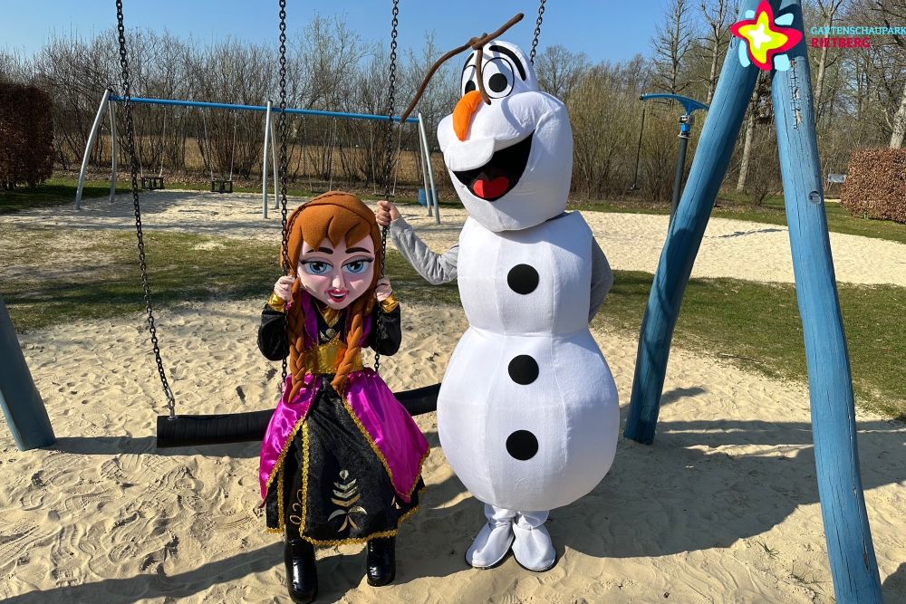 Theaterfigur Anna und Schneemann Olaf an den Schaukeln im Gartenschaupark.